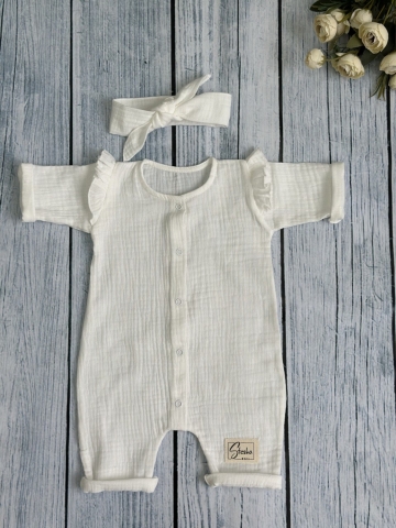 Купить оптом 336-МО. Комбинезон с повязкой для девочки из муслина, хлопок 100%, размеры 56,62,68, молочный в Подольске