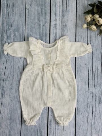 Купить оптом 337-МО. Комбинезон с бантом для девочки из муслина, хлопок 100%, размеры 56,62,68, молочный в Подольске
